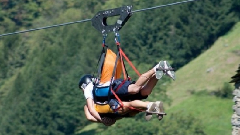Mujer murió al caer 40 metros desde una tirolesa en Italia