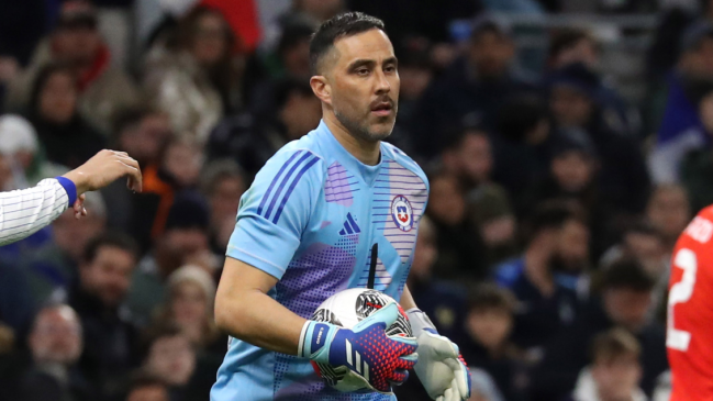 Bravo descartó su retorno a Chile con Vidal como ejemplo: Duele que lo basureen