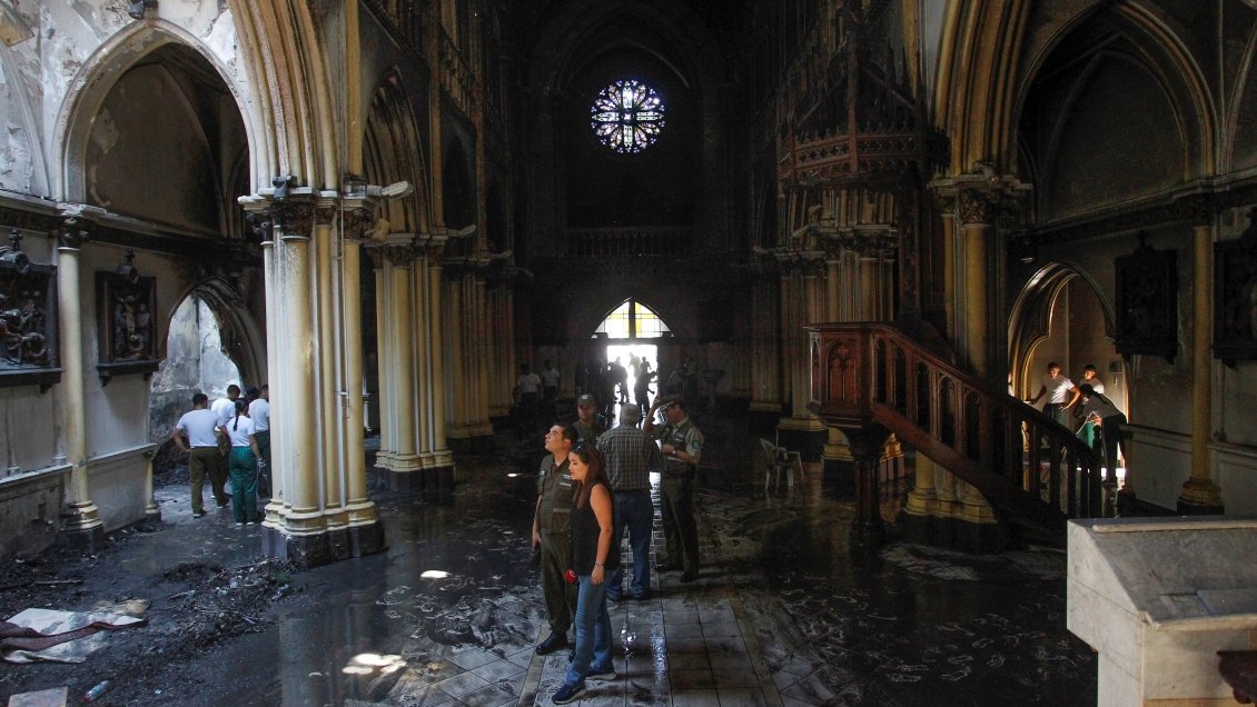 Estallido social: Comenzó juicio oral contra acusado de quemar la Iglesia de Carabineros