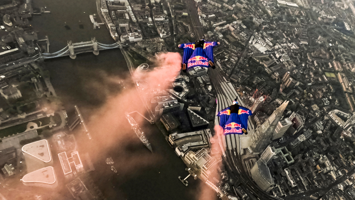 Paracaidistas hicieron inédito salto a través del Tower Bridge de Londres