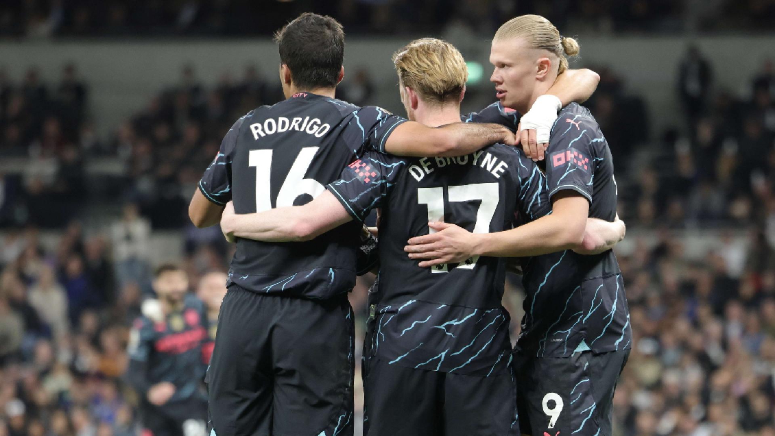 Manchester City le quitó el liderato a Arsenal a una fecha del final