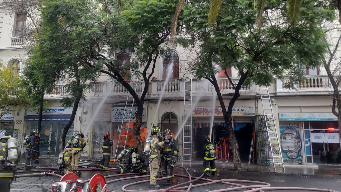 Incendio descontrolado moviliza a Bomberos en el Barrio Brasil