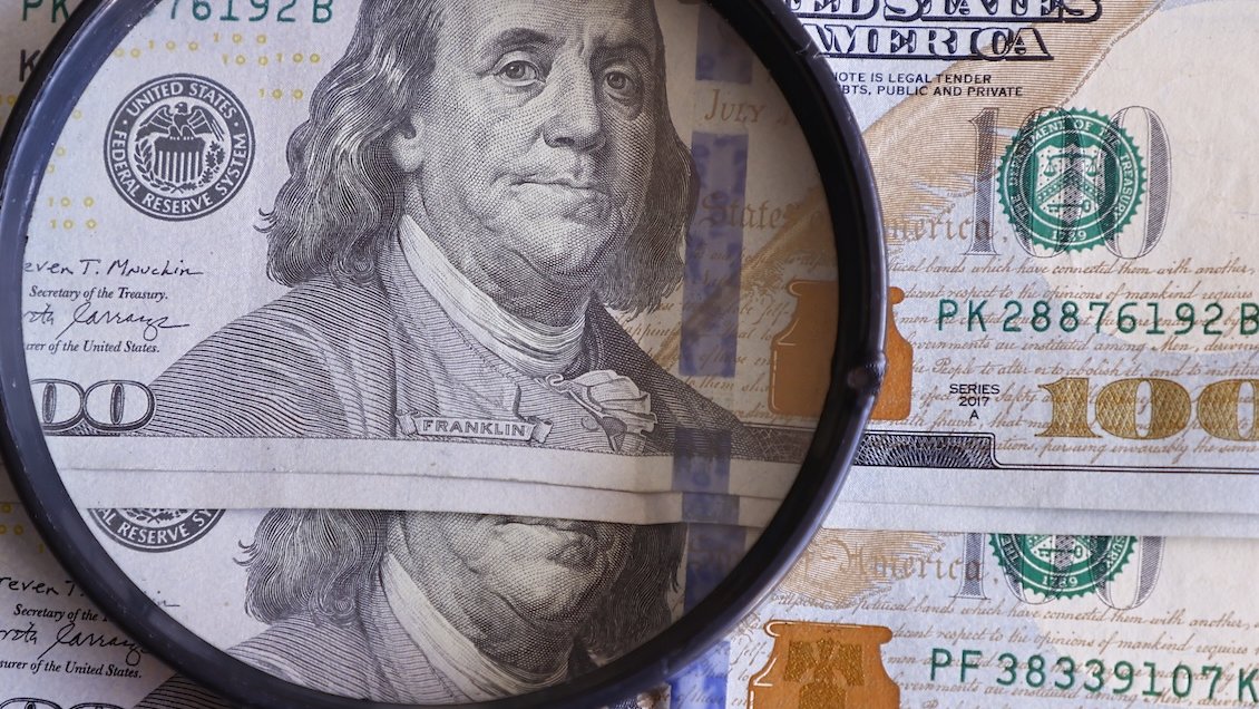 Precio del dólar baja a 905 pesos ante alza sostenible del cobre