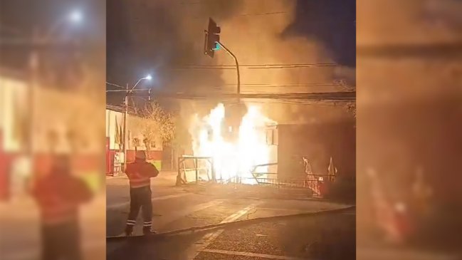 Intento de robo de cañerías provocó incendio en Cerrillos: Un local comercial quemado