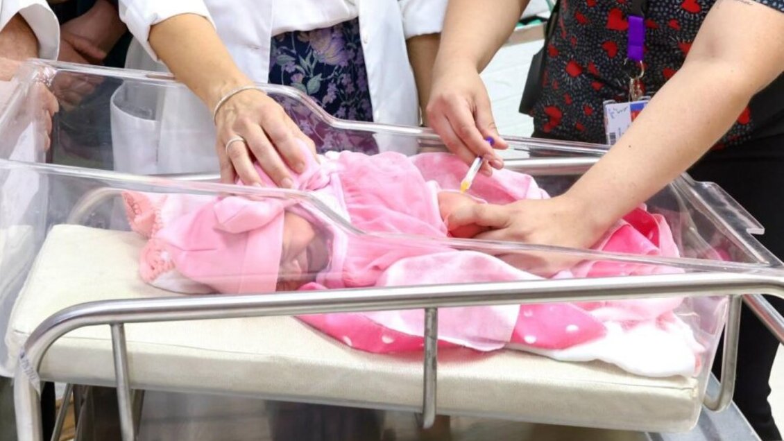 Hospital de Castro destaca positiva campaña de vacunación contra virus sincicial