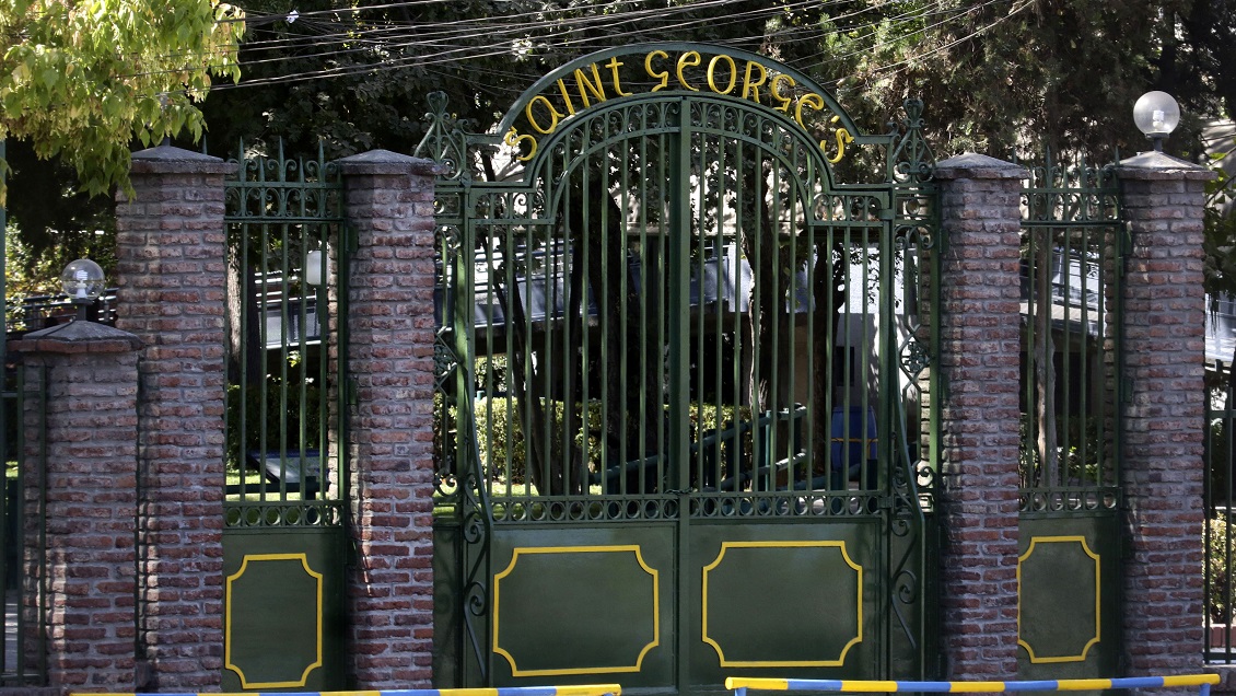 Alumnos de colegio Saint George crearon fotos de compañeras desnudas con IA: Exigen su expulsión