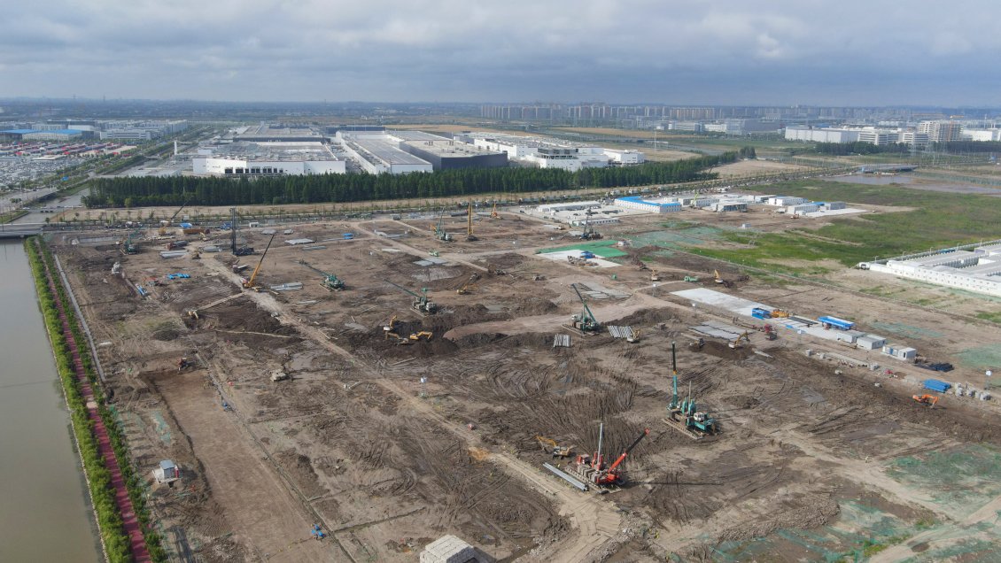Tesla empieza a construir su nueva fábrica en Shanghái