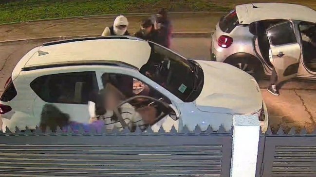 Delincuentes protagonizaron dos violentos robos de autos en cinco minutos