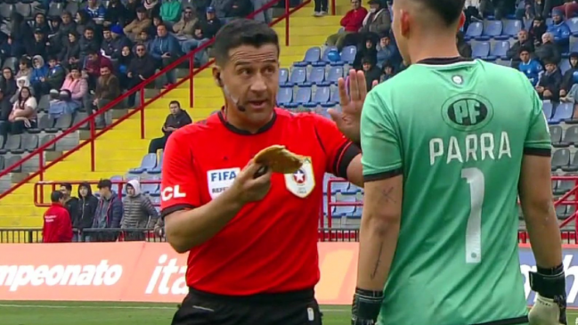 Insólito: Le lanzaron una sopaipilla al arquero de Huachipato