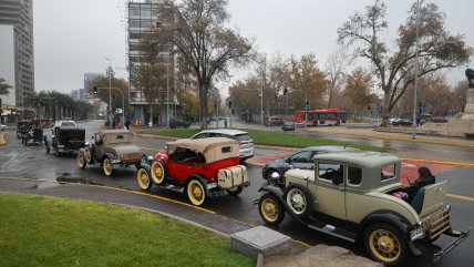  Caravana de autos clásicos se tomó el centro de Santiago  