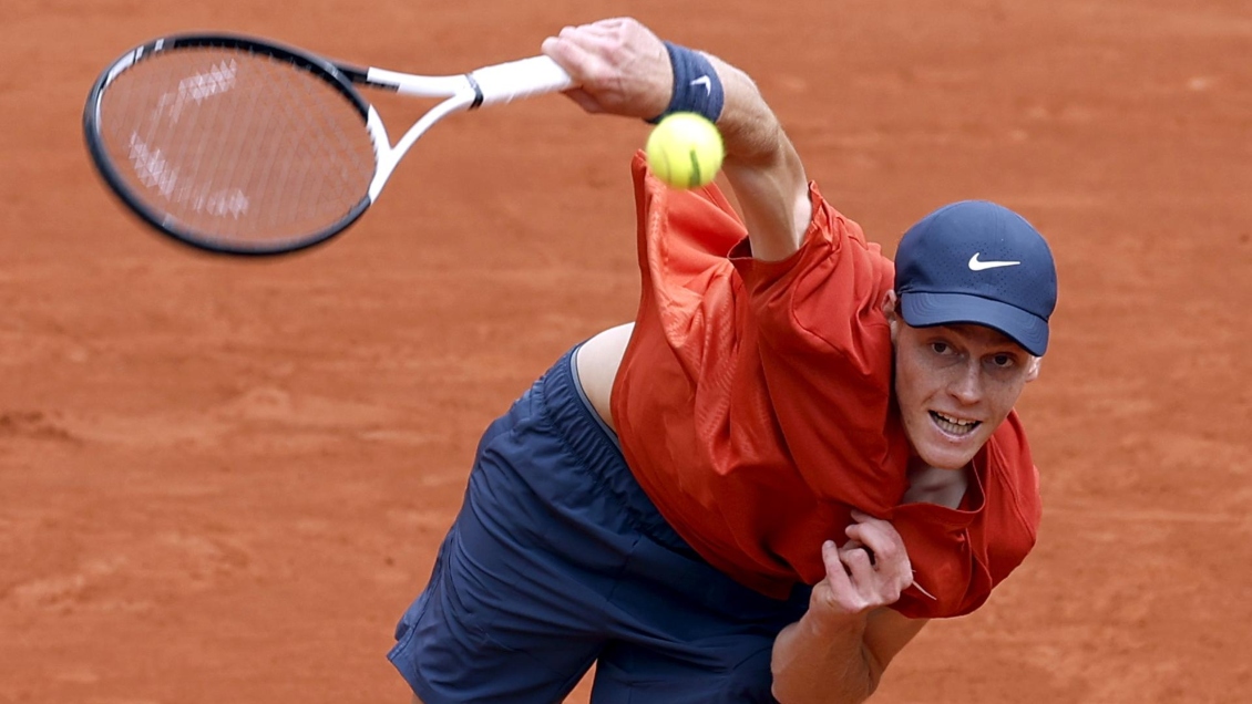 Jannik Sinner dejó atrás sus problemas físicos y debutó con éxito en Roland Garros