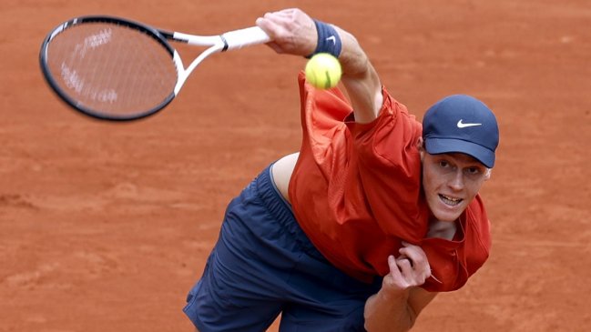 Jannik Sinner dejó atrás sus problemas físicos y debutó con éxito en Roland Garros