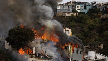   Incendio destruyó cinco casas en el Cerro Mariposa de Valparaíso 