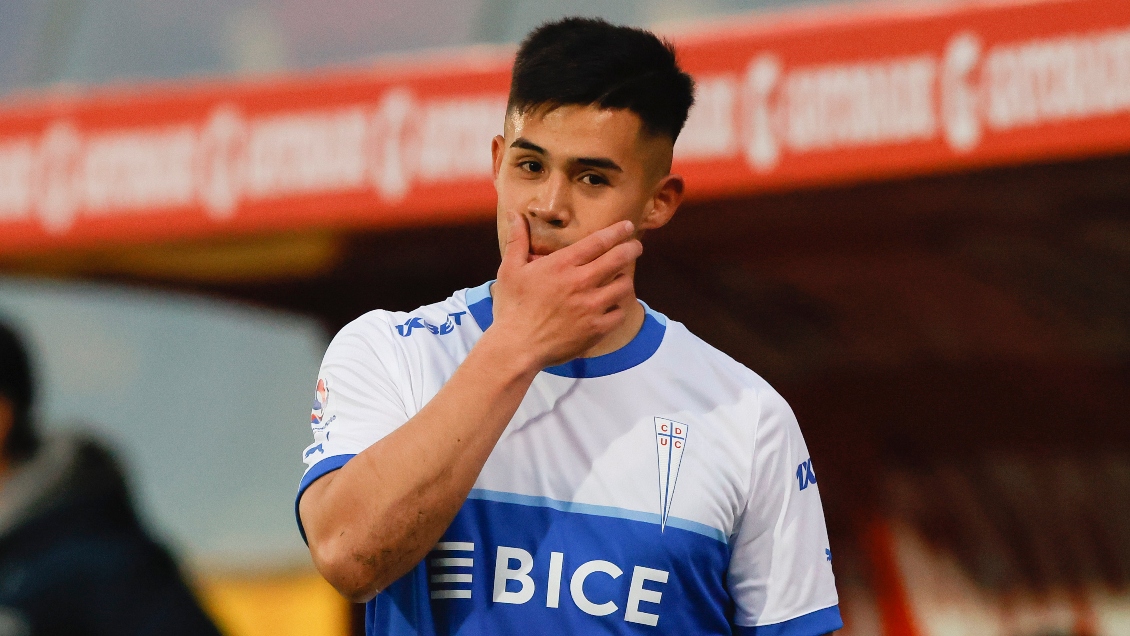 Arbitro explicó roja a Alexander Aravena: Golpea con fuerza excesiva y brutalidad