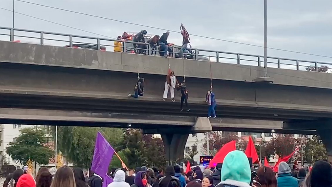 Peñalolén: Mujer se desmayó tras colgarse de Vespucio en manifestación
