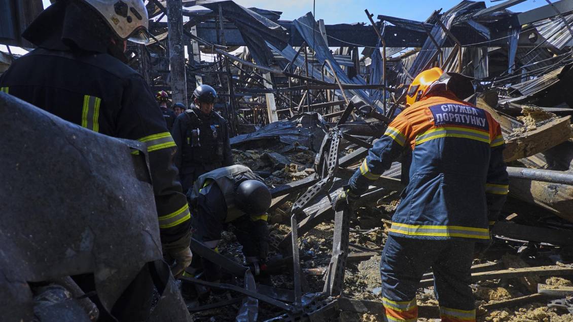 Ucrania evacúa de sus casas a otras 11.000 personas en Járkov por constantes ataques rusos