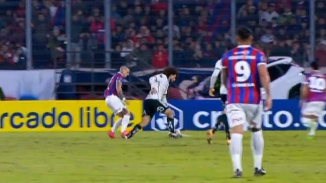 [VIDEO] El criminal planchazo de Alan Benítez a Maximiliano Falcón en la Libertadores