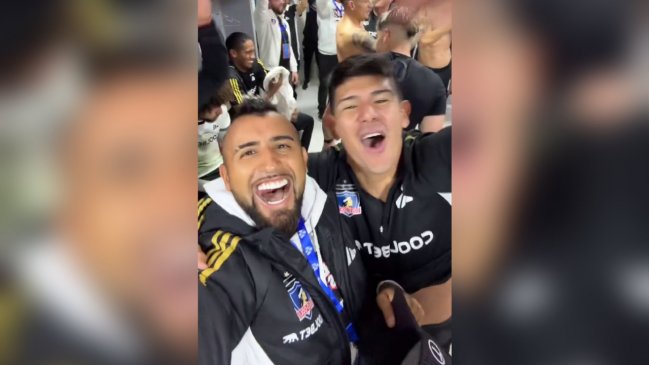   [VIDEO] Vidal celebró con euforia en el camarín el paso a octavos de la Libertadores 