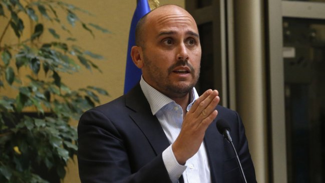 Longton: Si Boric se va a vanagloriar de la cantidad de leyes, no puede acusar obstruccionismo