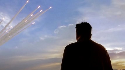   Propaganda kitsch: Pyongyang lució a Kim Jong-un supervisando el lanzamiento de 18 misiles 