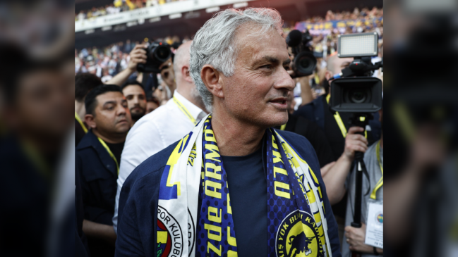   Con enorme bienvenida: José Mourinho firmó como nuevo DT de Fenerbahce 