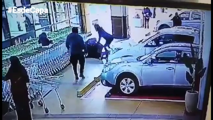   Investigan riña que involucró a carabinero en estacionamientos de un supermercado 