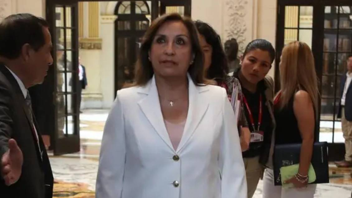Presidenta de Perú cumple dos meses sin hablar con la prensa y suma denuncia de veto