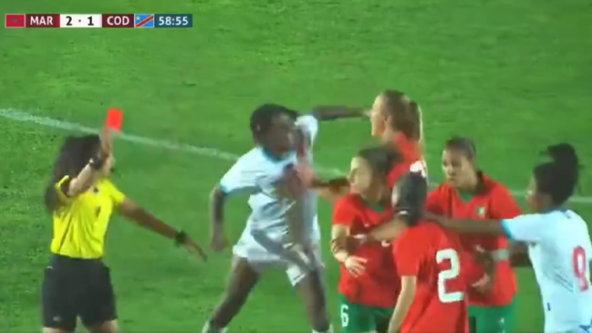   [VIDEO] Futbolista congoleña agredió con brutal puñetazo a su rival en un amistoso 