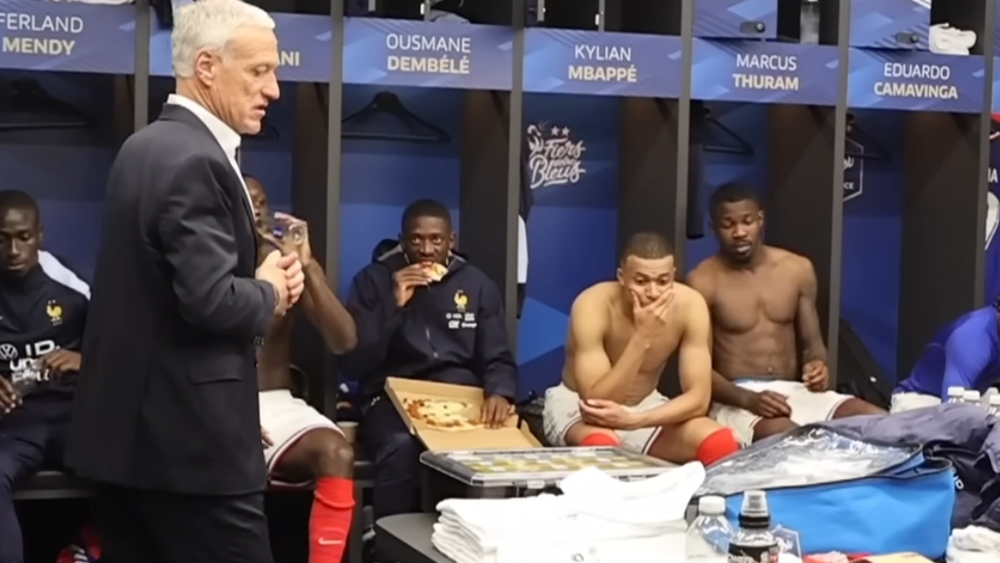 [VIDEO] Dembélé fue viral por comerse una pizza en plena charla técnica de Francia