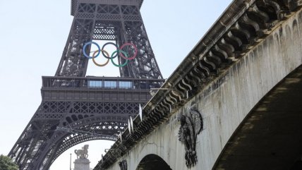   La Torre Eiffel ya exhibe los cinco anillos olímpicos 