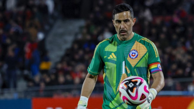 ¡Alarma en La Roja! Claudio Bravo salió lesionado en el amistoso con Paraguay