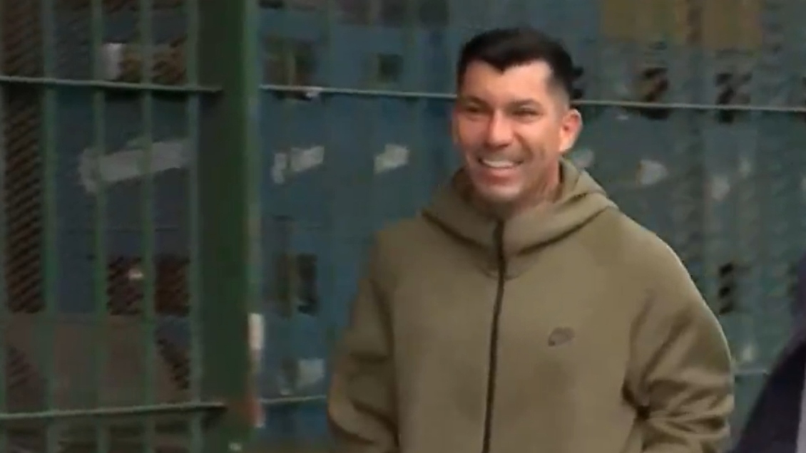 Sonriente y acompañado de dirigentes de Boca: Gary Medel se sometió a los exámenes médicos