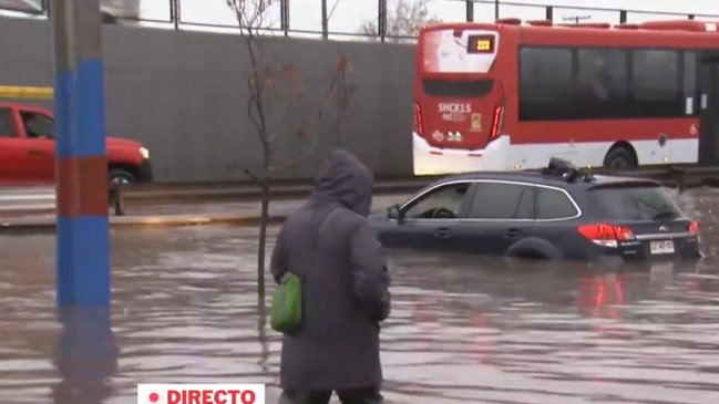 Equipo de TVN rescató a conductora atrapada en su auto por las lluvias