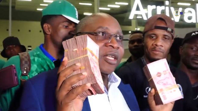   [VIDEO] Ministro en Tanzania entregó a su selección millonario premio por vencer a Zambia 