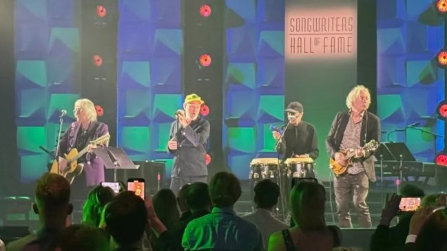 R.E.M. se reunió por primera vez en 15 años: Tocaron uno de sus clásicos