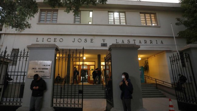  Liceo Lastarria con incidentes desde mayo: Rociaron con bencina al director  