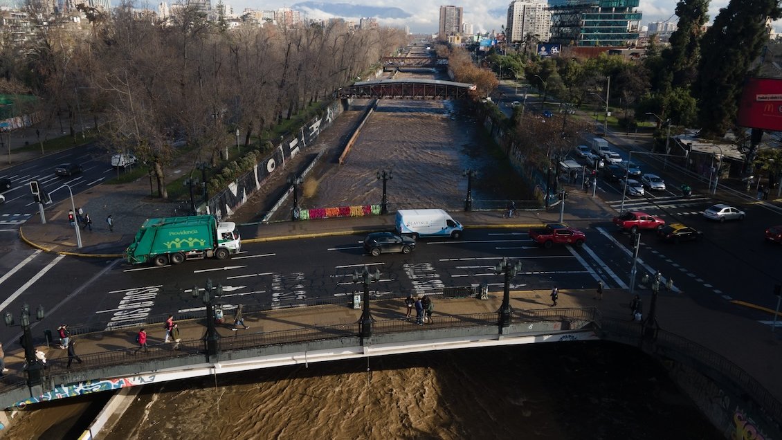 Cadáver de un hombre fue hallado en roqueríos del Río Mapocho