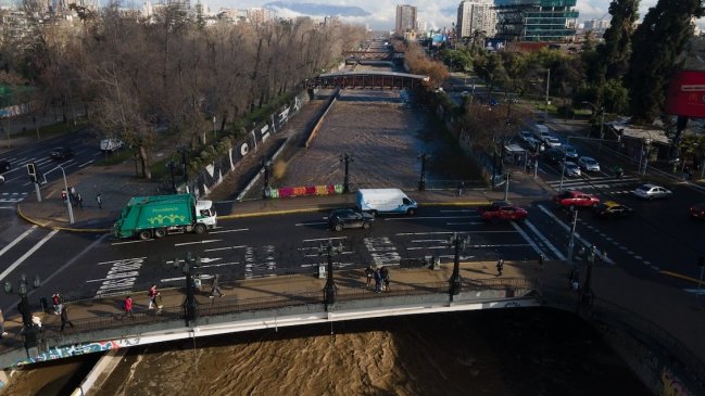 Cadáver de un hombre fue hallado en roqueríos del Río Mapocho