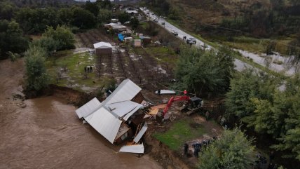  Casa que quedó colgando tras las lluvias en Quillón fue destruida  