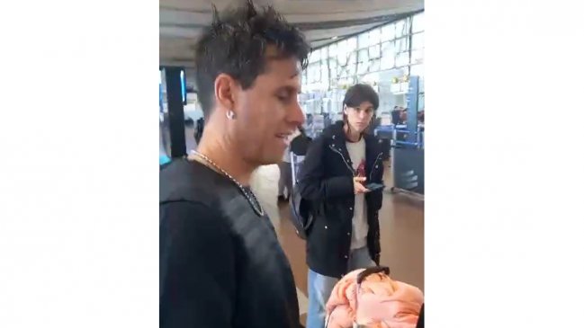   [VIDEO] Hincha de Colo Colo insultó a Rivarola en el aeropuerto 