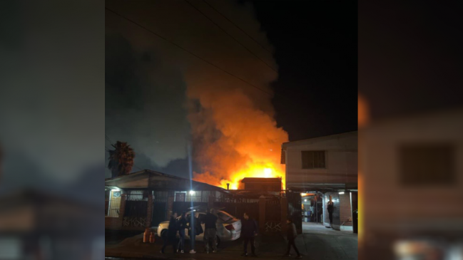  Incendio estructural alcanzó a cuatro viviendas en Conchalí  