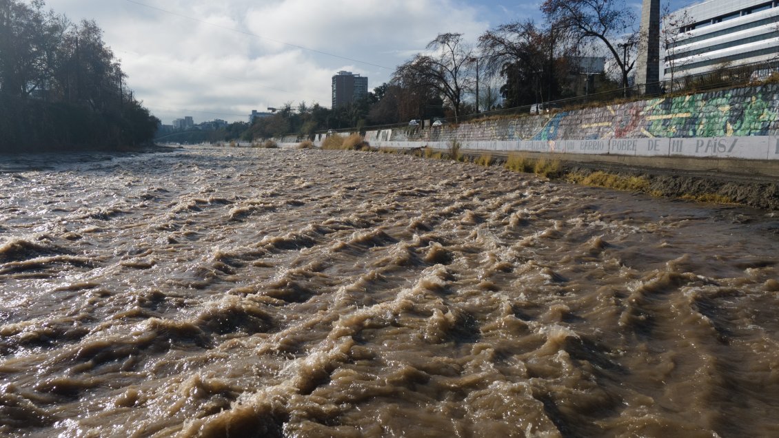 Talagante: Alcalde pidió reubicar campamento tras subida de Río Mapocho