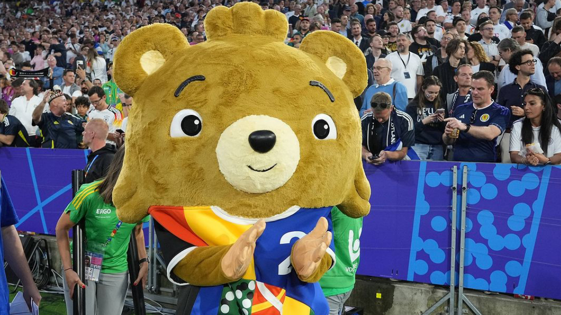 Youtuber disfrazado de mascota burló la seguridad y se coló en el partido inaugural de la Eurocopa