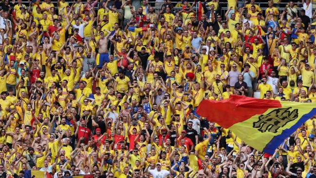 Grupo de hinchas rumanos corearon nombre de Putin durante el triunfo sobre Ucrania