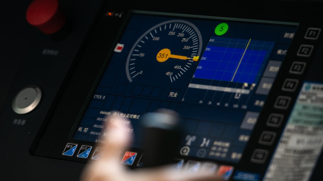 Tren de alta velocidad en Beijing opera a 350 kilómetros por hora en toda su línea