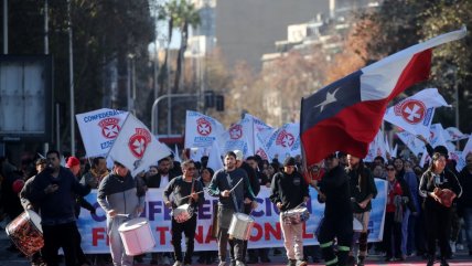   Trabajadores de la salud pública marcharon a La Moneda para 