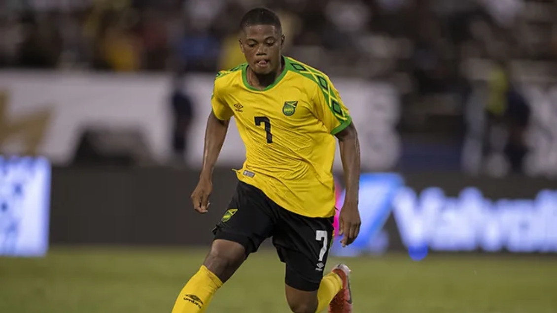 Futbolista estrella de Jamaica renunció a jugar la Copa América y está de vacaciones en Cancún