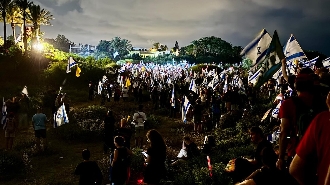 Manifestantes anti-Netanyahu cortaron autopistas y protestaron frente a sus casas