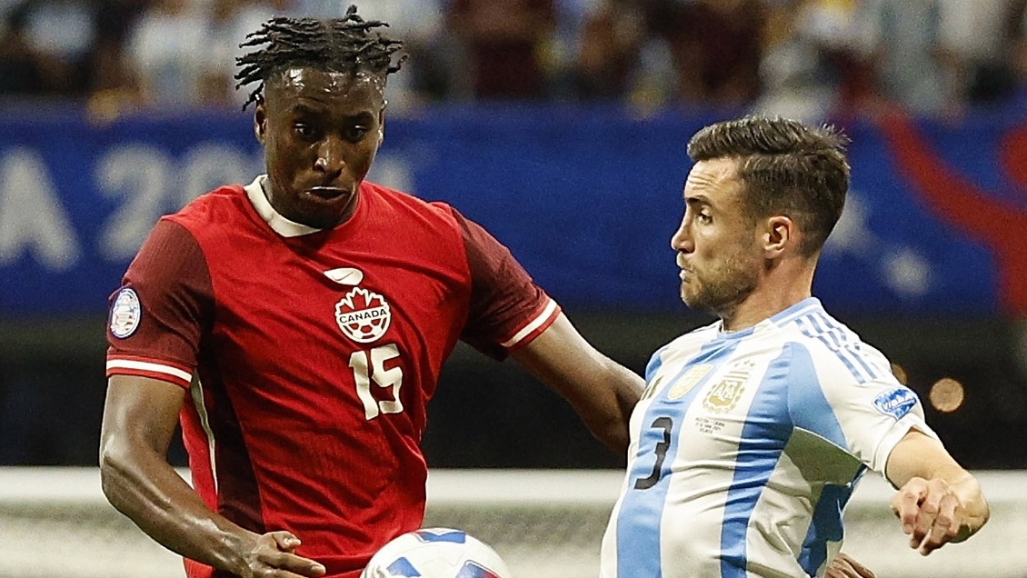 Concacaf, Conmebol y FIFA investigan cuentas con insultos racistas a Bombito