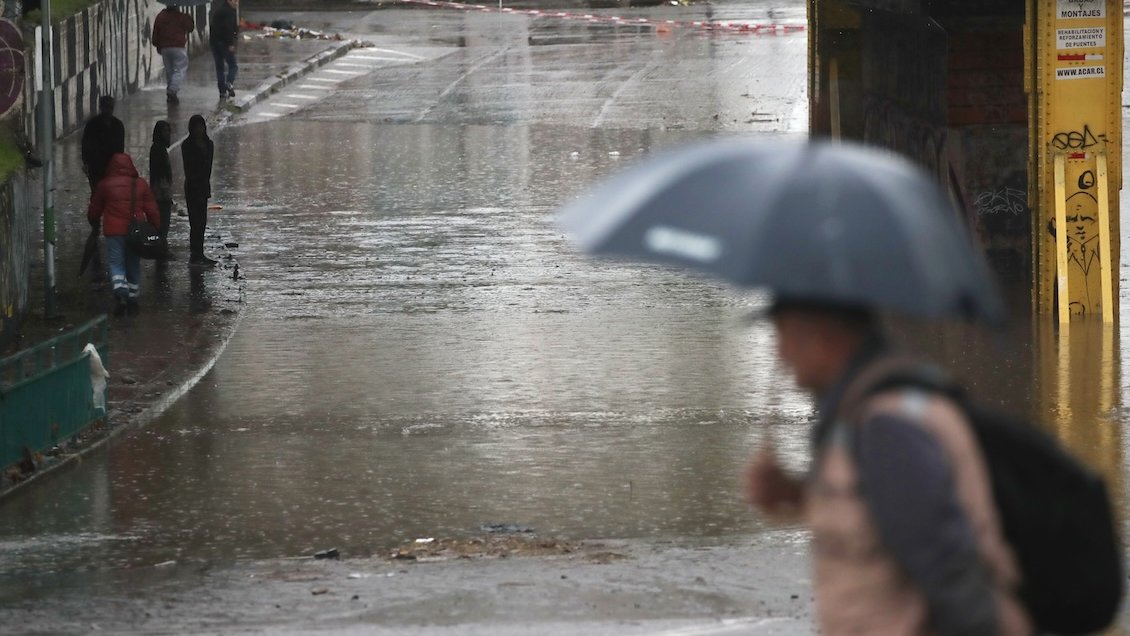 Lluvia en Santiago: Anegamientos en calles y evacuaciones en Baños Morales y Talagante